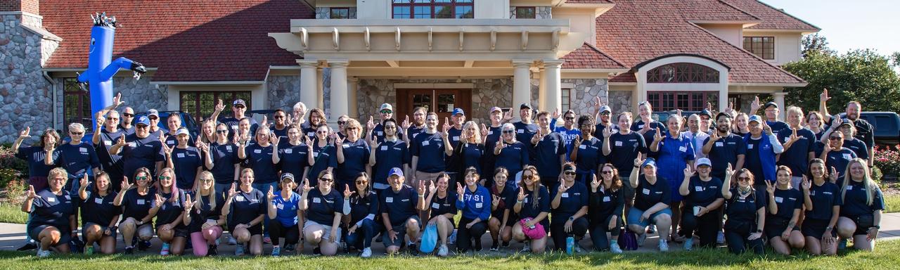 Alumni pose for a group shot at Move In
